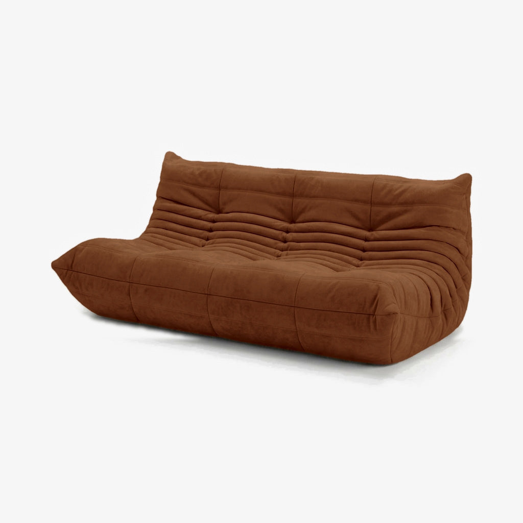 Canapé MARA effet daim Caramel, vue de trois-quarts avant droit